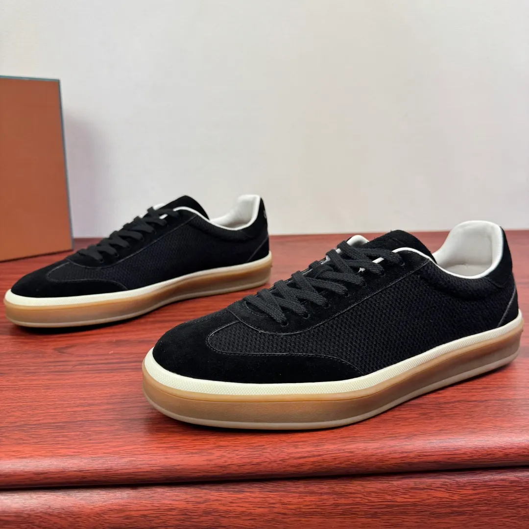 Batch 740 Loro Piana Tennis Walk men's moral training sneakers! These new textured leather tennis shoes feature an ultra-low-top design for year-round wear and are water-resistant. The wrapped sole creates an effortlessly attractive color combination that harmoniously blends functionality with understated style. The ideal footwear option for urban dressing. The heel is decorated with a soft calfskin tongue with Kummel color inserts and an embossed LP logo. Cotton shoelaces. Material: Upper: Gray woven stitching with cowhide accents! Sole: Rubber lining: Cow leather original rubber sole, excellent foot comfort, complete package! Size: 39-40-41-42-43-44 leather shoe size (38.4546 can be customized) Item number: FAM1316 black